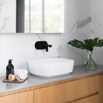 Lavabo moderne dans une salle de bain rénovée