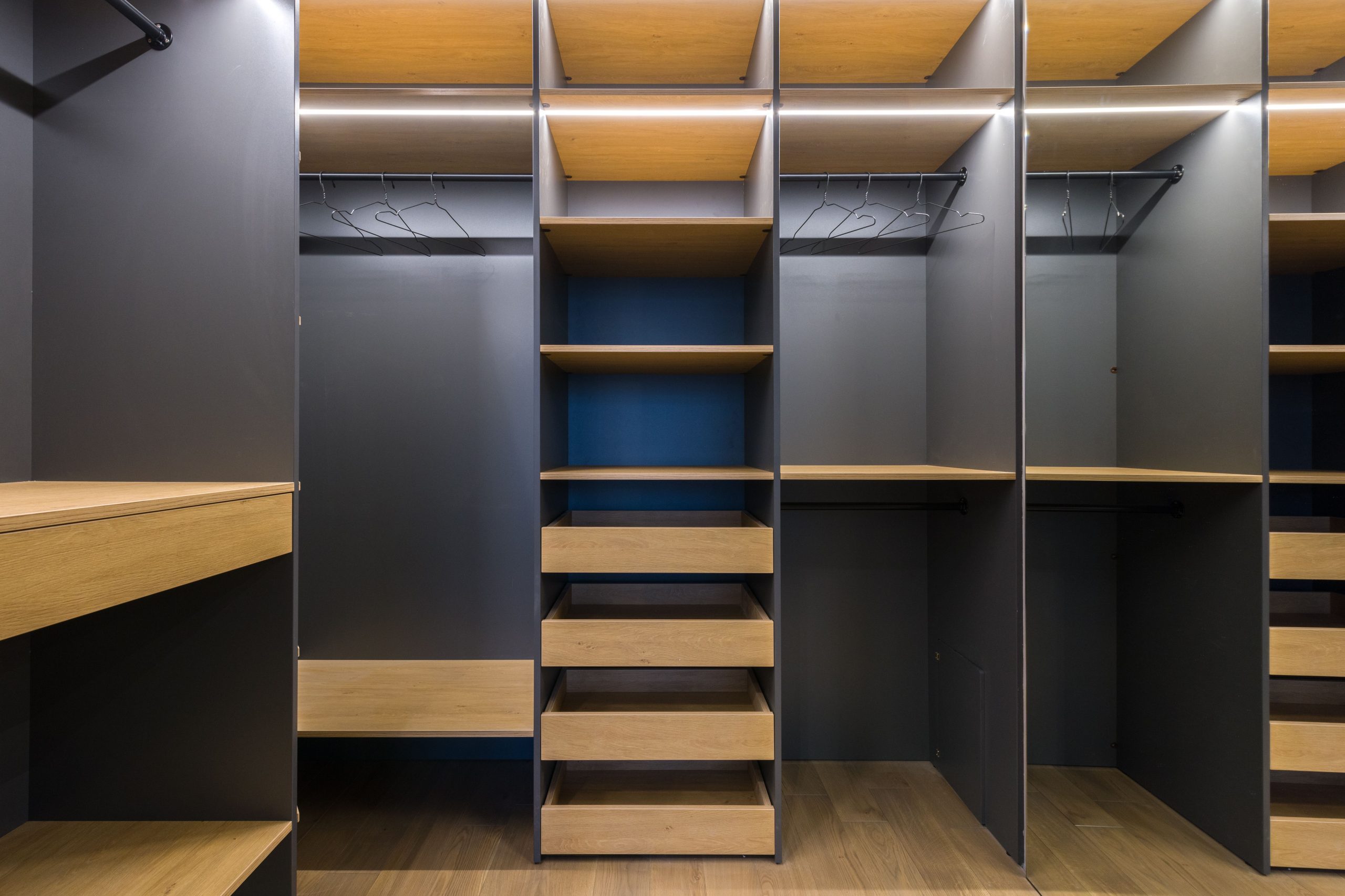 Rénovation de dressing à Angoulême avec rangements sur mesure