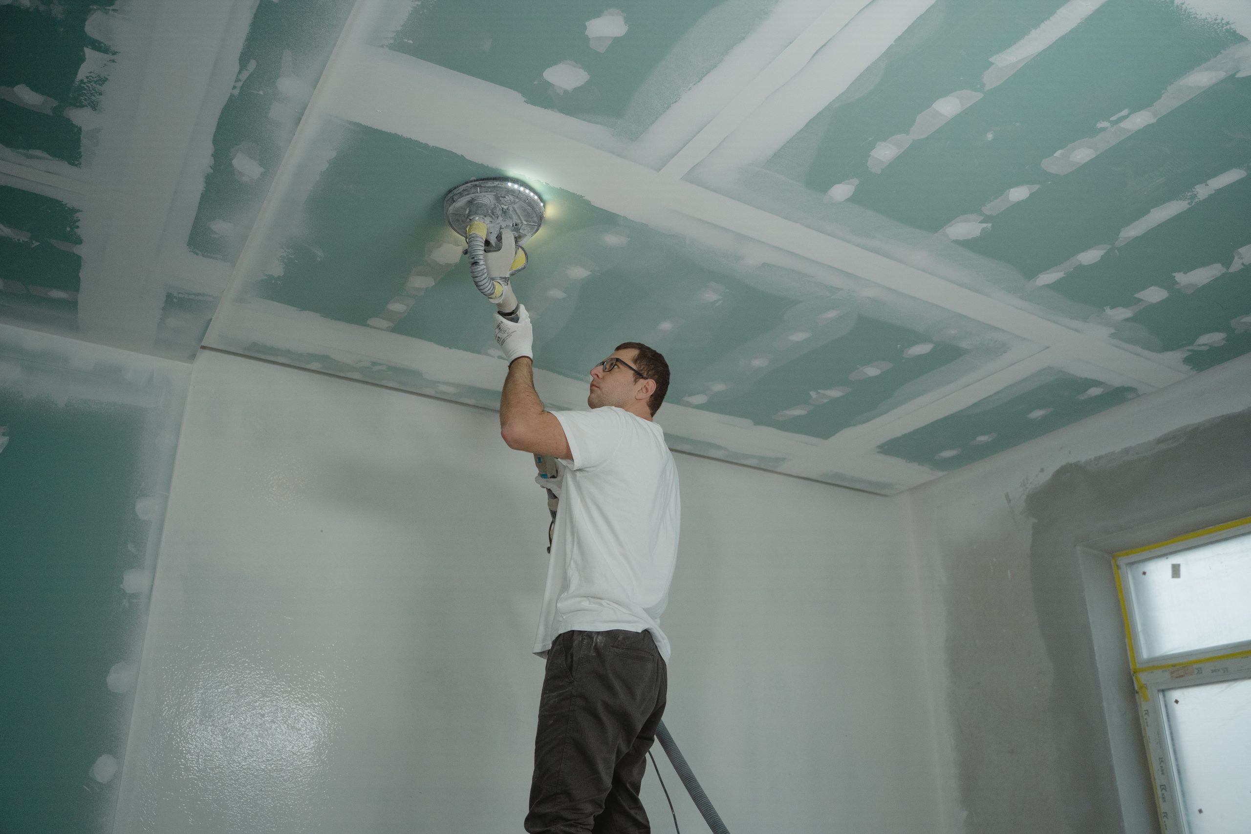 Rénovation de plafond à Angoulême avec peinture blanche