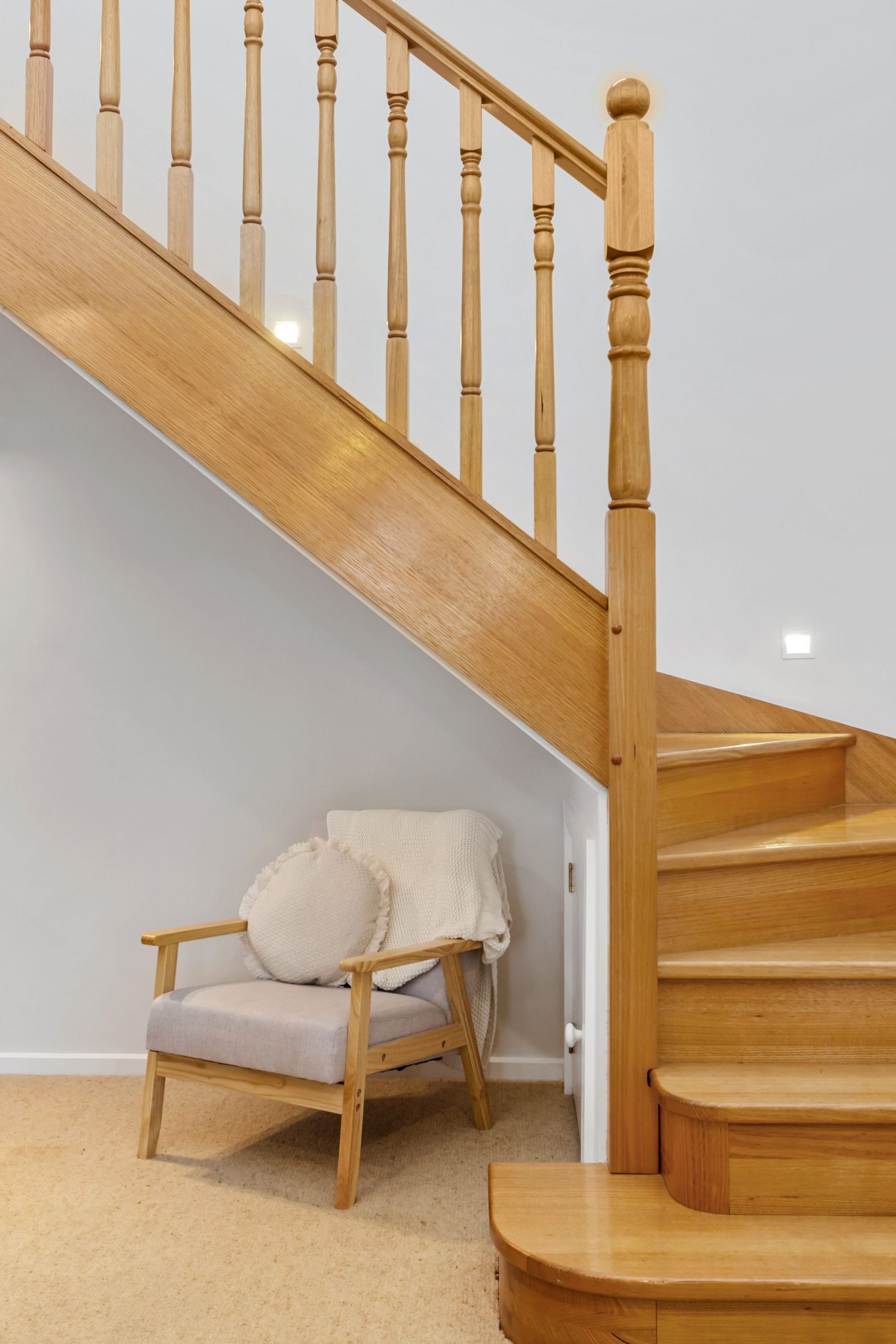 Am&eacute;nagement sous escalier &agrave; Angoul&ecirc;me avec rangements int&eacute;gr&eacute;s