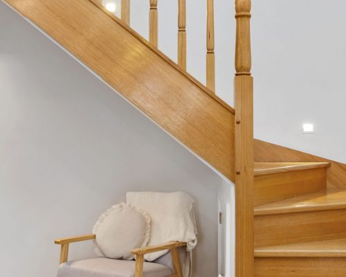 Am&eacute;nagement sous escalier &agrave; Angoul&ecirc;me avec rangements int&eacute;gr&eacute;s
