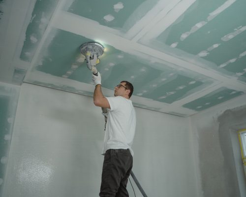 Rénovation de plafond à Angoulême avec peinture blanche